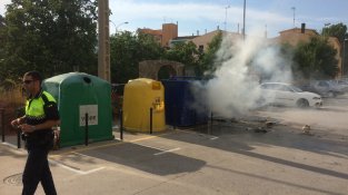 Incendi en un contenidor de deixalles al Paseig del riu Llobregat