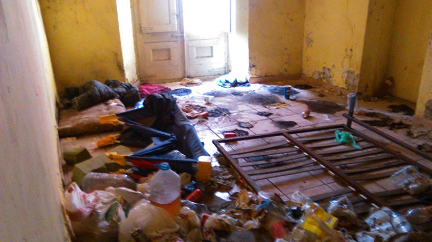 La Policia Local detecta vivint en una casa insalubre tres «irregulars»