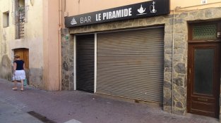 Inspecció amb gos policia al bar Le Piramide