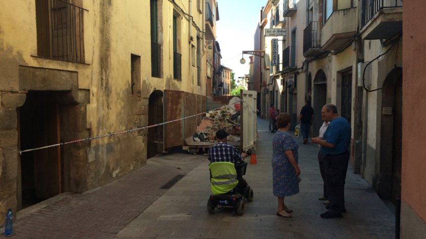 Neteja a fons al carrer Major 18 de la Jonquera aquest matí