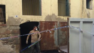 Neteja a fons al carrer Major 18 de la Jonquera aquest matí