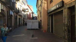 Neteja a fons al carrer Major 18 de la Jonquera aquest matí