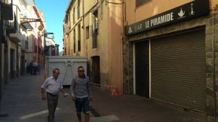 Neteja a fons al carrer Major 18 de la Jonquera aquest matí