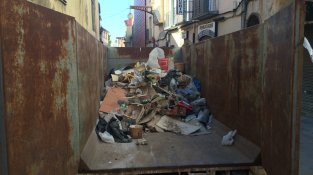 Neteja a fons al carrer Major 18 de la Jonquera aquest matí