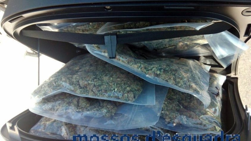 Detingut un motorista per fugir d’un control policial amb maletes plenes de marihuana