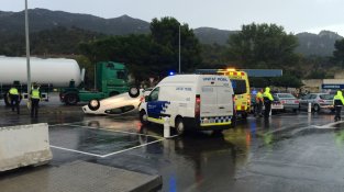 Accident espectacular a la rotonda del Pont dels Querols-BP