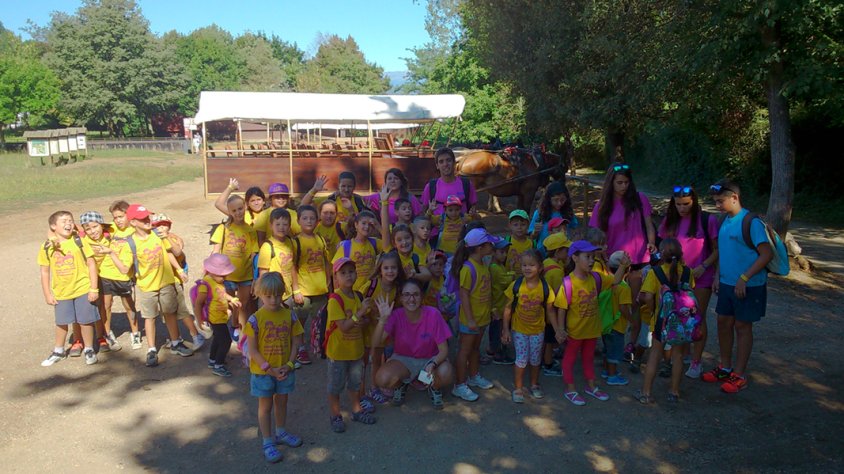 Fotografia de grup dels monitors i participants a les activitats de lleure d'estiu 2015