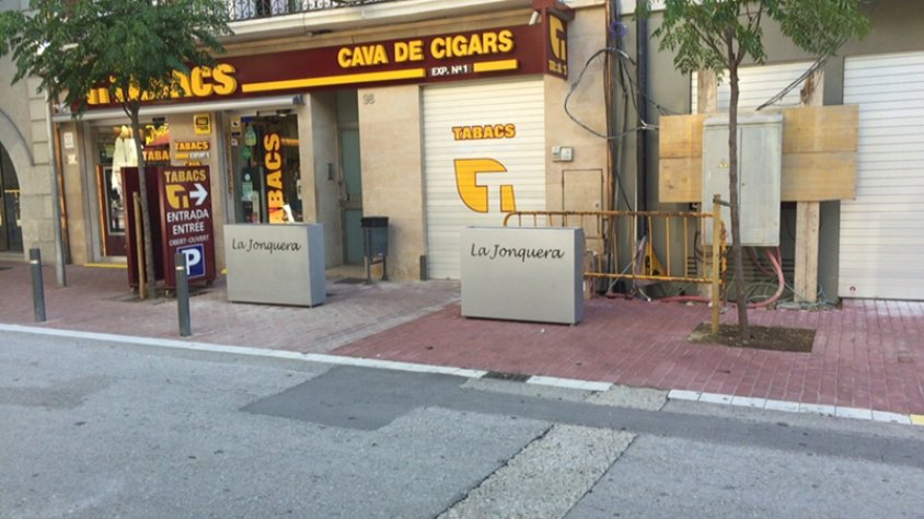 Les jardineres del carrer Major instal·lades recentment