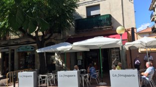 Les jardineres del carrer Major instal·lades recentment