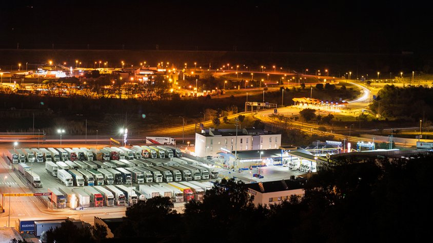 El pàrquing Redtortuga de nit