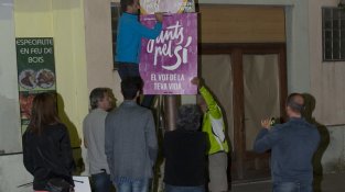 Penjada dels primers cartells passades les 12.00 de la nit