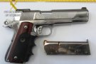 Detinguts dos joves per portar una pistola amagada als altaveus del cotxe