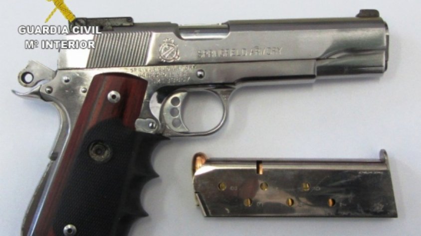 Detinguts dos joves per portar aquesta pistola amagada als altaveus del cotxe