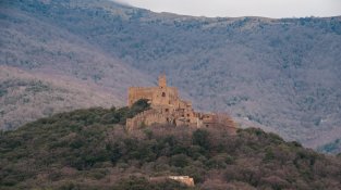 A l'entorn del castell de Requesens també podrem gaudir de l'espectacle del canvi de fulla dels boscos caducifolis a la tardor