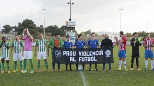 Abans del partit es va donar suport a la campanya contra la violència