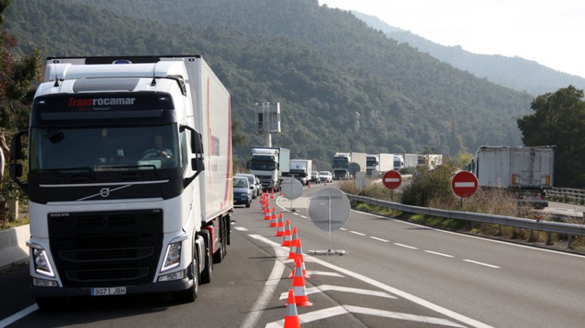 El blindatge de la frontera francesa ha provocat aquest divendres retencions a l'AP-7, a la Jonquera Foto: ACN.