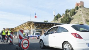 Blindatge policial a la frontera