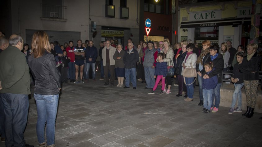 Minut de silenci a la plaça de l'Ajuntament de la Jonquera