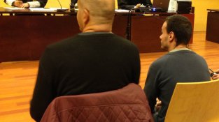 L'acusat situat al mig durant el judici, celebrat el 12 de novembre, amb l'intèrpret a la seva esquerre