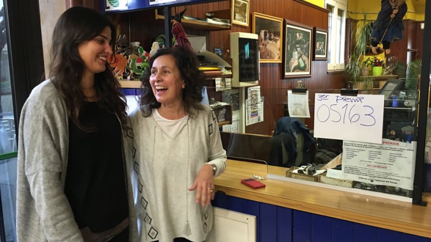 La Júlia a l'esquerra, i la Marta a la dreta, responsables del Bar Marfil avui a primera hora de la tarda