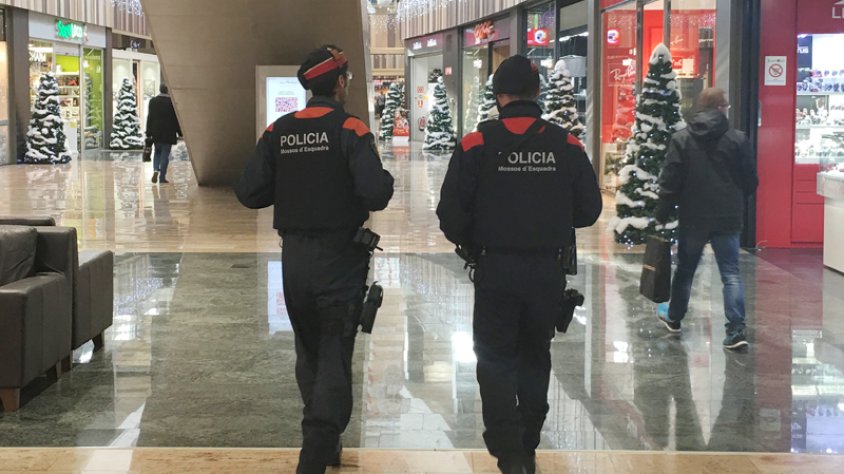 Mossos d'Esquadara patrullant per una centre comerclal de la Jonquera avui dia 26 de desembre