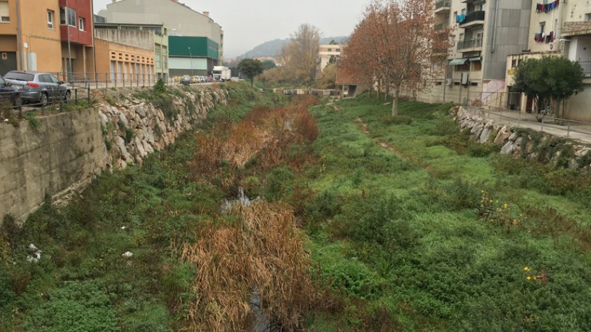 El Llobregat al seu pas pel centre urbà de la Jonquera aquest mes de desembre