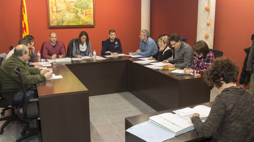 Imatge d'arxiu d'un Ple municipal a l'Ajuntament de la Jonquera