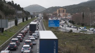 Imatge d'avui. Cues quilomètriques a la Jonquera pels controls de la policia francesa