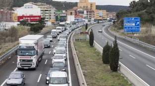 Imatge d'avui. Cues quilomètriques a la Jonquera pels controls de la policia francesa