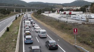 Imatge d'avui. Cues quilomètriques a la Jonquera pels controls de la policia francesa