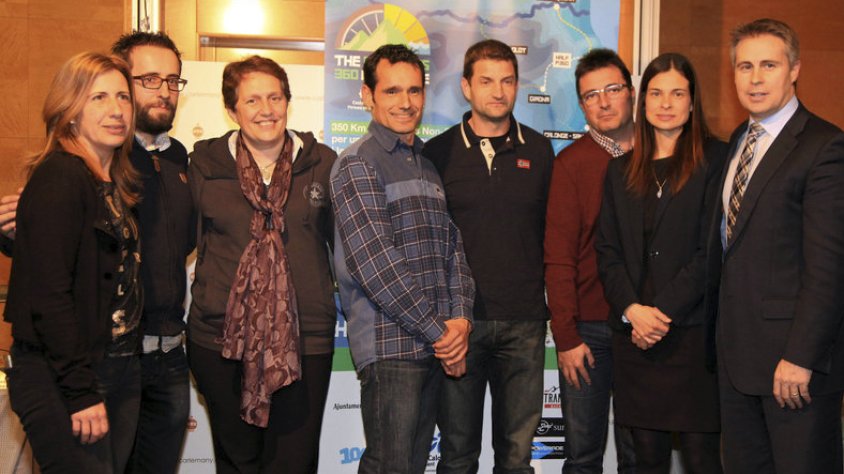 Els organitzadors amb els representants de les poblacions que són punts d'avituallament, d ela Fira Girona i els l'Hotel Carlemany i l'Hotel Llegendes de Girona, ahir Foto: JOAN SABATER.