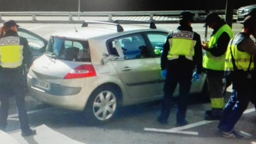 El Megane envoltat de policies, va ser trobat ben aparcat en una zona d'aparcament d'un antic hipermercat al carrer Elx de Figueres, a la sortida nord, arran de la N-II.