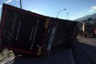 La tramuntana fa bolcar un camió