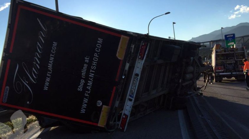 El camió ha bolcat en el pont d'accés al peatge de la sortida 1