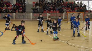 Una vuitantena de nens participen a la primera trobada d'escoles d'hoquei de la Jonquera
