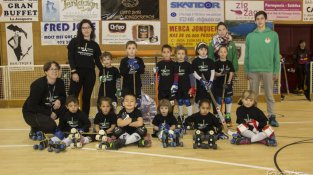 Una vuitantena de nens participen a la primera trobada d'escoles d'hoquei de la Jonquera