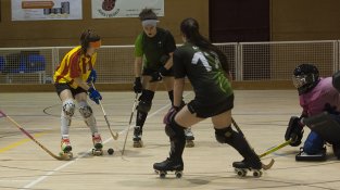 Una imatge del partit d'hoquei femení contra contra el Riells