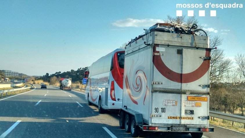 Després de gestionar dues furgonetes per tal que transportessin la part sobrant de la càrrega, l’autocar va poder continuar la marxa amb un conductor substitut