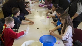 Can laporta i la biblioteca de la Jonquera han acollit aquesta Setmana Santa tallers d'ous de Pasqua