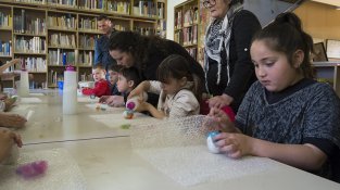 Can laporta i la biblioteca de la Jonquera han acollit aquesta Setmana Santa tallers d'ous de Pasqua