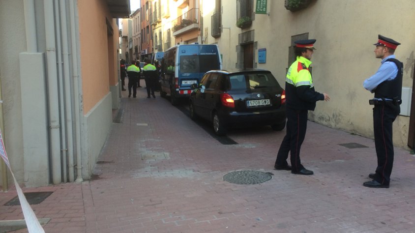 Un operatiu contra el tràfic de drogues a la Jonquera acaba amb 3 detinguts. Imatge d'arxiu d'una operació contra la droga al carrer Major de la Jonquera.