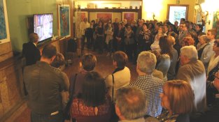La inauguració de l'exposició Els passos d'Isadora Duncan de Jaume Mach reuneix un centenar d'assistents