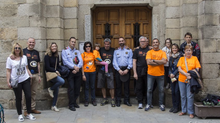 Albert Palacio passa per la Jonquera en el seu camí solidari per l'Asier i l'Anna