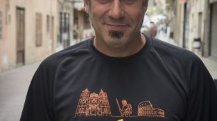Albert Palacio passa per la Jonquera en el seu camí solidari per l'Asier i l'Anna