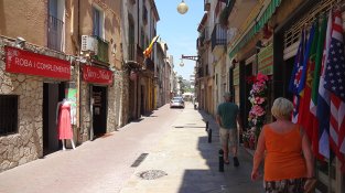 La Jonquera engega un pla per revitalitzar el casc antic atraient comerços "de qualitat" al carrer Major. Imatge d'arxiu del carrer Majorr