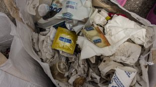 Els veïns de l'Estrada denuncien els residus que generen la prostitució i el consum de drogues