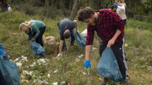 Els veïns de l'Estrada denuncien els residus que generen la prostitució i el consum de drogues