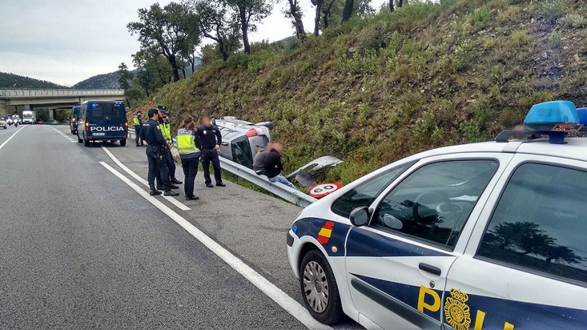 Foto del cotxe bolcat al voral de l'N-II, l'11 de maig del 2016
