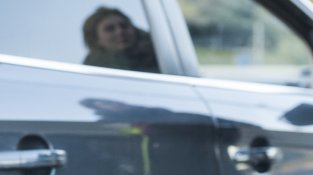 Una prostituta espera clients en una rotonda de la Jonquera
