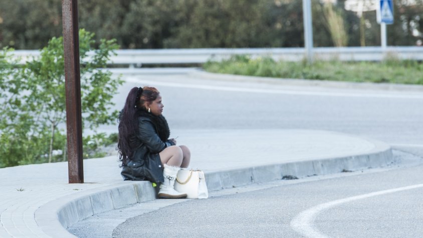 Les prostitutes continuen a peu de carretera. Imatge d'arxiu